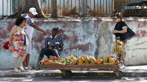 Personas compran alimentos en una venta ambulante este viernes en La Habana (Cuba).&nbsp;