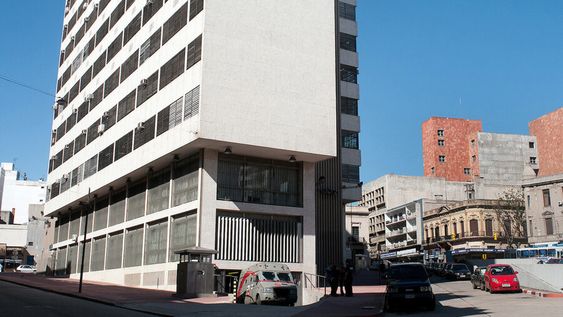 Fachada de la sede del Banco Central del Uruguay. Foto: Ricardo Antúnez, adhocFOTOS