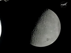 La nave espacial Orión se aproxima a la cara oculta de la Luna durante el sobrevuelo lunar de Artemis II el 6 de abril de 2026.