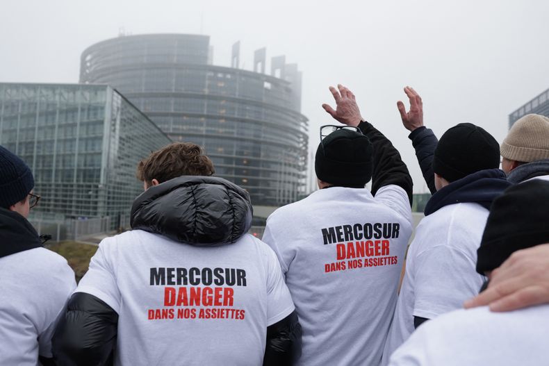 Manifestantes protestan, el miércoles 21, contra el acuerdo Unión Europea-Mercosur en las afueras del Parlamento Europeo.