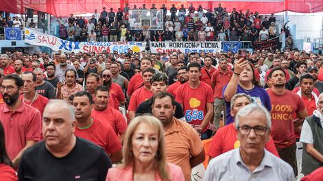 La vicepresidenta Carolina Cosse y el ministro de Trabajo, Juan Castillo, durante el XIX Congreso del Sindicato Único Nacional de la Construcción y Anexos en el Club Cordón de Montevideo.
