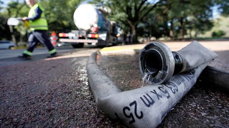 Trabajos de extracción y distribución en perforación de OSE en el Parque Batlle en Montevideo. Foto: Javier Calvelo / adhocFOTOS