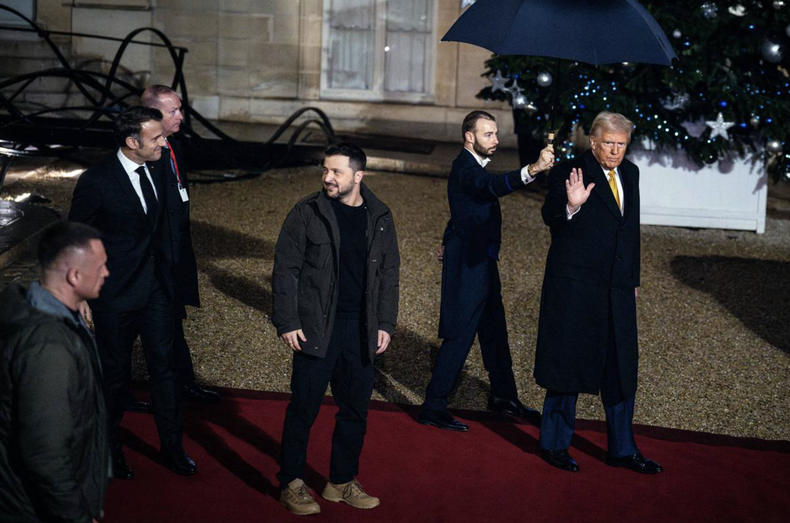 Emmanuel Macron, Volodímir Zelenski y Donald Trump, en París