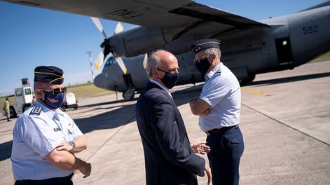 Javier García y el comandante en jefe de la Fuerza Aérea, Luis Heber De León, junto a un avión Hércules. Foto: Pablo Vignali / adhocFOTOS
