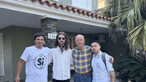 Gustavo Salle y tres militantes de Identidad Soberana, el domingo 27 en su casa, en Carrasco