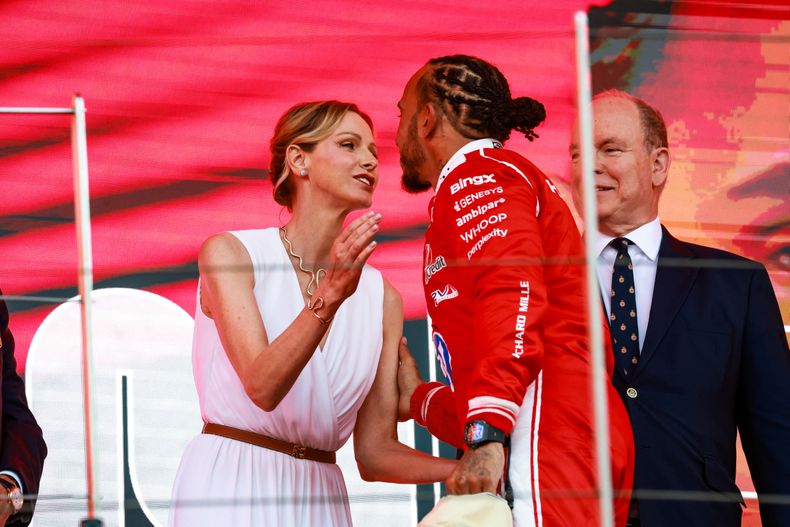 Charlene de Mónaco, quien deslumbró con un elegante vestido blanco, fue la encargada de entregar el trofeo del segundo puesto a Lewis Hamilton. 