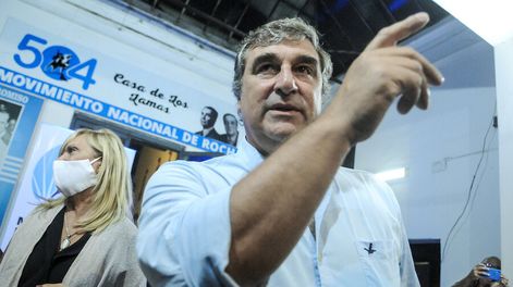 Búsqueda | Beatriz Argimón y Sergio Botana durante el acto del 58 aniversario del Movimiento Nacional de Rocha, en su sede en Montevideo. Foto: Javier Calvelo / adhocFOTOS