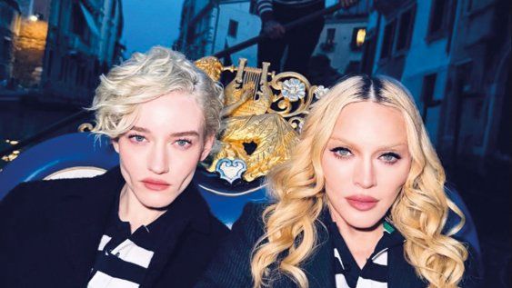 Madonna y la actriz Julia Garner publicaron un video juntas en el que cantan Like a Virgin en Venecia y así parecen confirmar que la biopic de la reina del pop sigue en pie. Madonna y la actriz Julia Garner publicaron un video juntas en el que cantan Like a Virgin en Venecia y así parecen confirmar que la biopic de la reina del pop sigue en pie.