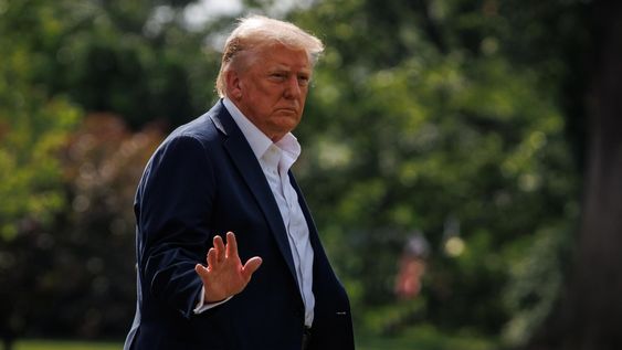 El presidente estadounidense, Donald Trump, saluda mientras camina hacia el Marine One por el Jardín Sur de la Casa Blanca en Washington, el 11 de julio de 2025 El presidente estadounidense, Donald Trump, saluda mientras camina hacia el Marine One por el Jardín Sur de la Casa Blanca en Washington, el 11 de julio de 2025