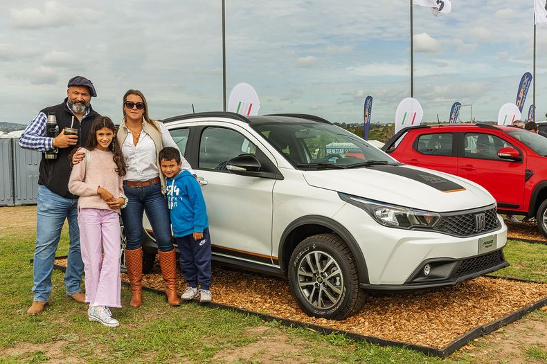 Milton Ferreira y Fiorella Zanón, de Sevel, con Catalina y Juan Martín Ferreira