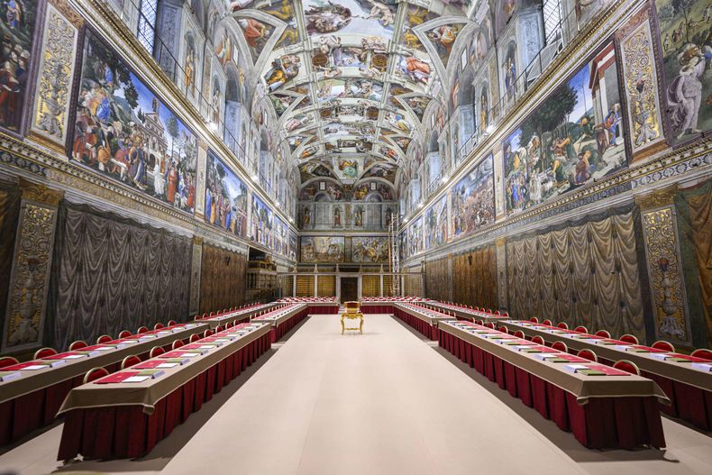 Los 133 cardenales que elegirán al nuevo papa se encerrarán en la Capilla Sixtina, ante el fresco de Juicio Final de Miguel Ángel