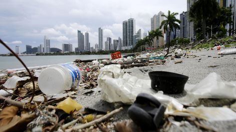 Fotografía de plásticos acumulados en la Cinta Costera del 05 de agosto de 2025 en la bahía de Ciudad de Panamá (Panamá)