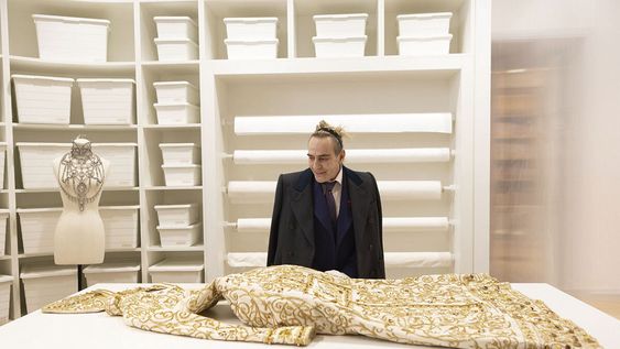 El documental muestra a John Galliano visitando los archivos de Dior, años después de su retirada de la casa. Foto: Nicholas Matthews