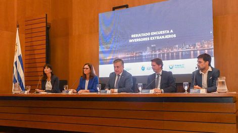 Autoridades de Uruguay XXI y ministros en la presentación de los resultados de la encuesta. Foto: Uruguay XXI
