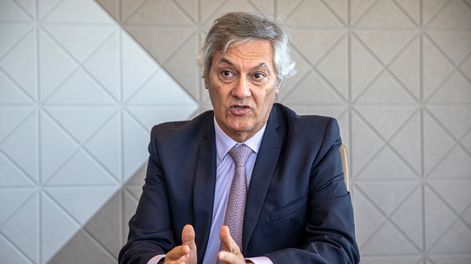 Constantino Gotsis durante la entrevista con Búsqueda. Foto: Mauricio Zina / adhocFOTOS