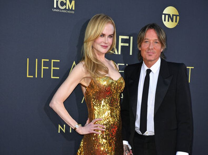 Nicole Kidman llegó acompañada de su esposo Keith Urban para recibir el premio a la trayectoria 2024 que entrega el American Film Institute. AFP