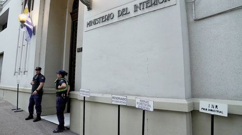Fachada del Ministerio del Interior. Foto: Javier Calvelo / adhocFOTOS