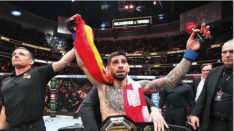 Ilia Topuria recibió el cinturón de campeón de peso pluma en la UFC 298 luego de destronar a Alexander Volkanovski