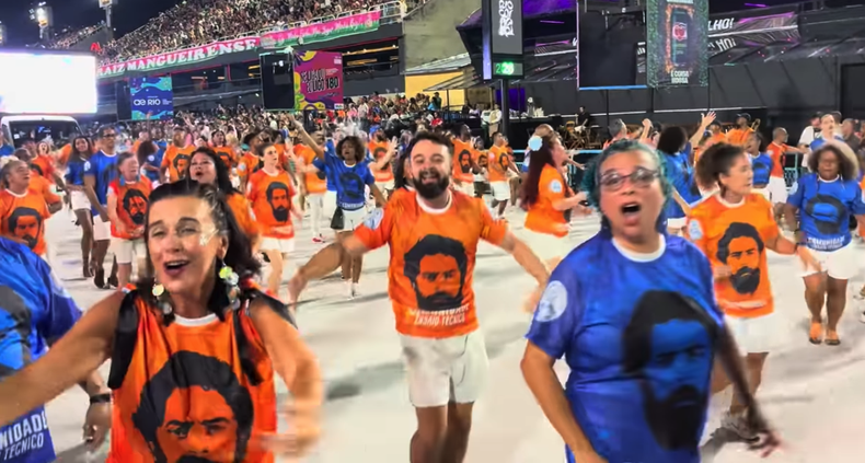 Académicos de Niteroi con camisetas de Lula durante un ensayo del carnaval de Río de Janiro.