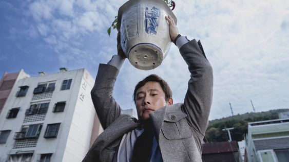 El actor Lee Byung-hun en la película La única opción.