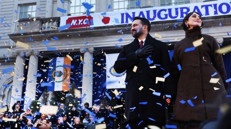 “Hoy empieza una nueva era”, dijo Zohran Mamdani después de prestar juramento y así hacer historia al convertirse en el primer alcalde musulmán de Nueva York.