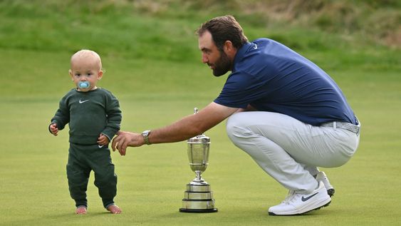 Scottie Scheffler junto a su hijo tras ganar el British Open