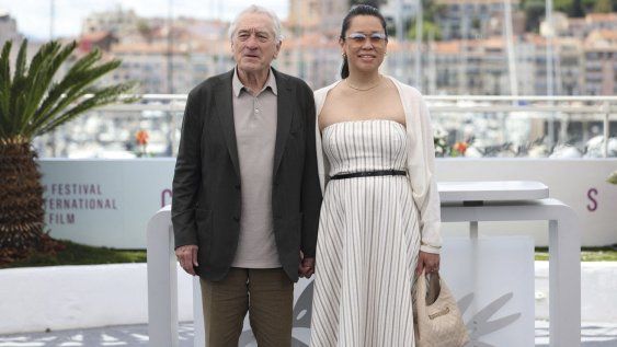 Robert De Niro y su pareja Tiffany Chen en una sesión fotográfica, a propósito de la Palma de Oro Honoraria que recibió el actor en la 78ª edición del Festival de Cannes Robert De Niro y su pareja Tiffany Chen en una sesión fotográfica, a propósito de la Palma de Oro Honoraria que recibió el actor en la 78ª edición del Festival de Cannes