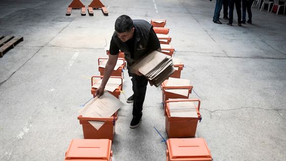 Un trabajador prepara las urnas para elecciones. Foto: Javier Calvelo / adhocFOTOS Un trabajador prepara las urnas para elecciones. Foto: Javier Calvelo / adhocFOTOS