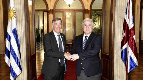 David Rutley y el canciller Francisco Bustillo en el Palacio Santos. Foto: Ministerio de Relaciones Exteriores