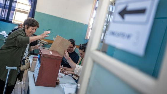 Durante la votación en elecciones presidenciales de segunda vuelta de Uruguay en el Liceo Tomás Berreta en la ciudad de Canelones Durante la votación en elecciones presidenciales de segunda vuelta de Uruguay en el Liceo Tomás Berreta en la ciudad de Canelones