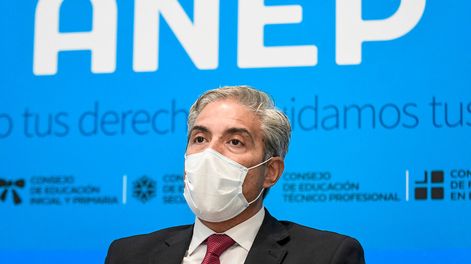 Robert Silva en el salón de actos de la ANEP en Montevideo. Foto: Javier Calvelo / adhocFOTOS