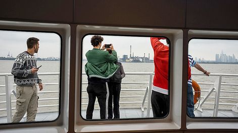Un cruce en barco entre Colonia y Buenos Aires. Foto: Ricardo Antúnez, adhocFOTOS