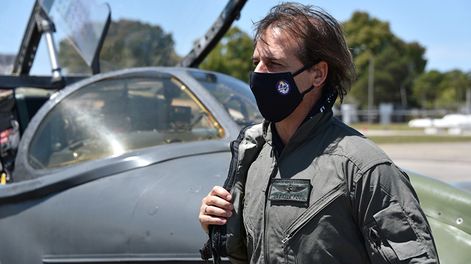 Luis Lacalle Pou en 2020, previo a un vuelo en avión de combate militar que realizó a Santa Teresa, Rocha
