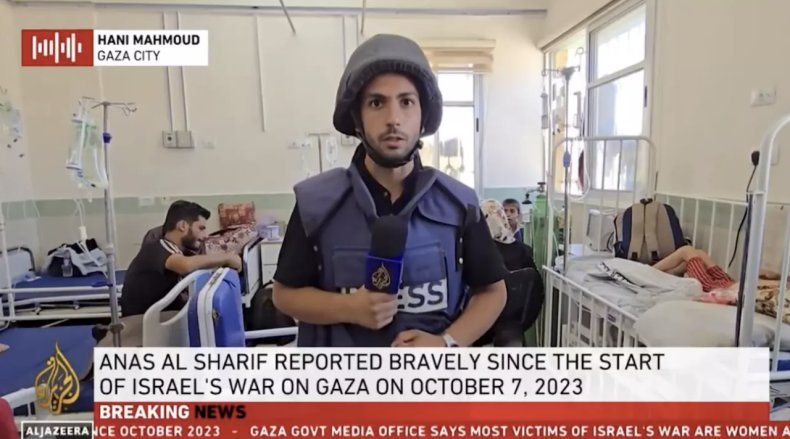 Captura de pantalla de un video publicado en la cuenta de X de Al Jazeera English, en la que se ve al periodista Anas al-Sharif, quien murió este domingo 10 de agosto tras un ataque israelí, junto a otros comunicadores