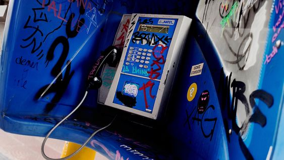 Un teléfono público en la calle Germán Barbato, en el Centro de Montevideo.