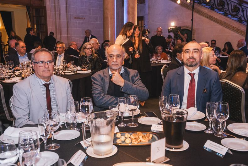 Prosecretario de ADM Enrique Navarro junto al senador Pablo Mieres y el embajador de Rumania Radu-Mihail Filip.