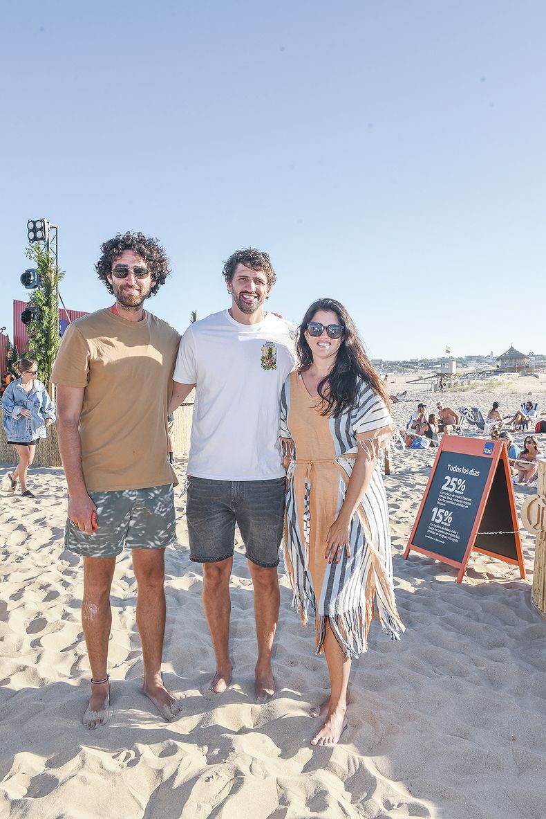 Juan Muchnik, de El Chiringo de José Ignacio, con Nicolás Fraga y Lucía Cabanas, de Itaú