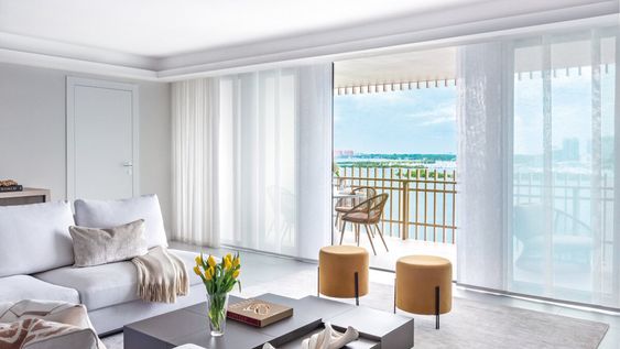 El diseño de líneas puras y minimalistas marca el pulso del mobiliario, de acento contemporáneo y origen principalmente italiano y brasileño. Fotos: Pompi Gutnisky