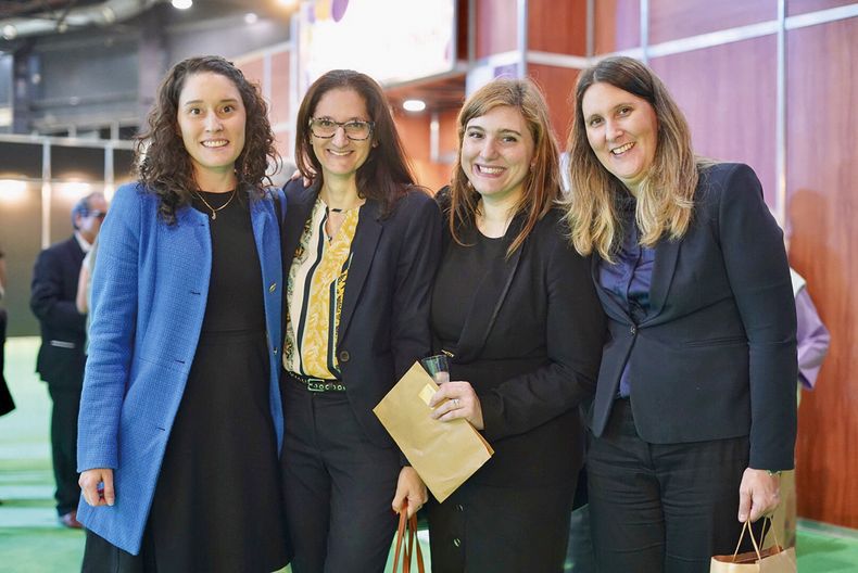 Julieta Falero, Flavia Pisano, encargada de Asuntos Culturales de la Embajada de Uruguay en Argentina Silvana Della Gatta y Karina Beszkidnyak