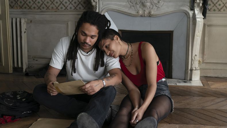 Luka Sabbat e Indya Moore son Billy y Skye en Padre, madre, hermana, hermano.