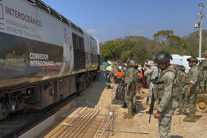 Soldados del Ejército Mexicano y miembros de Protección Civil rescatan a pasajeros del tren Interoceánico que descarriló en Nizanda, estado de Oaxaca, en su ruta a Coatzacoalcos, México, el 28 de diciembre de 2025.