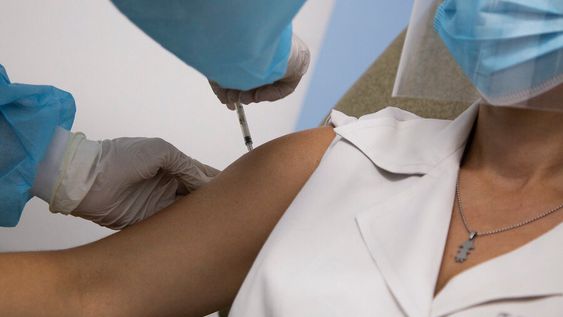 Comienzo de la vacunación contra el coronavirus en Uruguay. Foto: Pablo La Rosa/ adhocFOTOS Comienzo de la vacunación contra el coronavirus en Uruguay. Foto: Pablo La Rosa/ adhocFOTOS