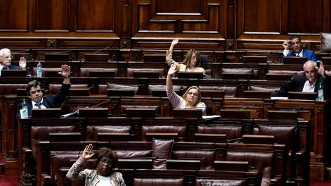 imagen de Blancos desistirán de los artículos de la ley de urgencia que no cuenten con apoyo de sus socios antes de ponerlos a votación
