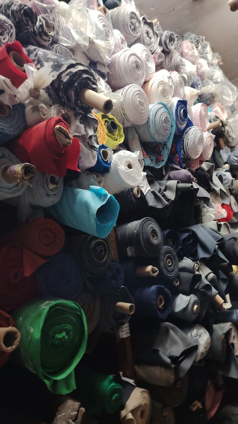 Rollos de tela en desuso en Uruguay.