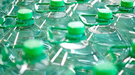 Botellas de agua mineral.