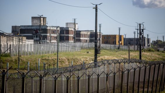 Cielo y alambrados en el antiguo Comcar Cielo y alambrados en el antiguo Comcar