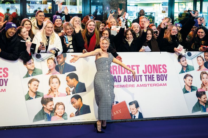 Renée Zellweger saludó a los fanáticos y firmó autógrafos antes de la premiere de Bridget Jones: Mad About The Boy en el Royal Theatre Tuschinski de Ámsterdam, Países ajos