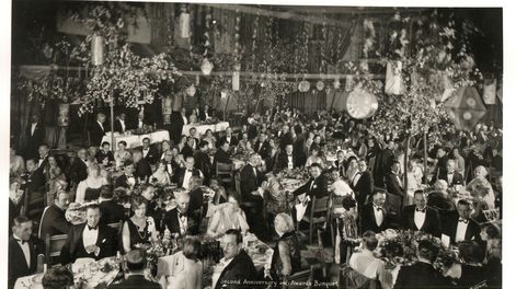 Búsqueda | La primera ceremonia que se celebró en 1929 en el Blossom Room del Hollywood Roosevelt Hotel consistió en un banquete, por el que los 270 asistentes pagaron cinco dólares para sentarse en una de las 36 mesas.  AFP 