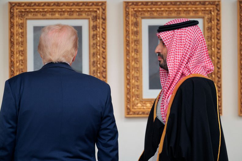 Donald Trump (izquierda), y el príncipe heredero y primer ministro de Arabia Saudita, Mohammed bin Salman, caminan por los pasillos de la Casa Blanca el 18 de noviembre de 2025.