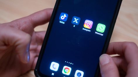 Aplicaciones de redes sociales en la pantalla de un teléfono celular